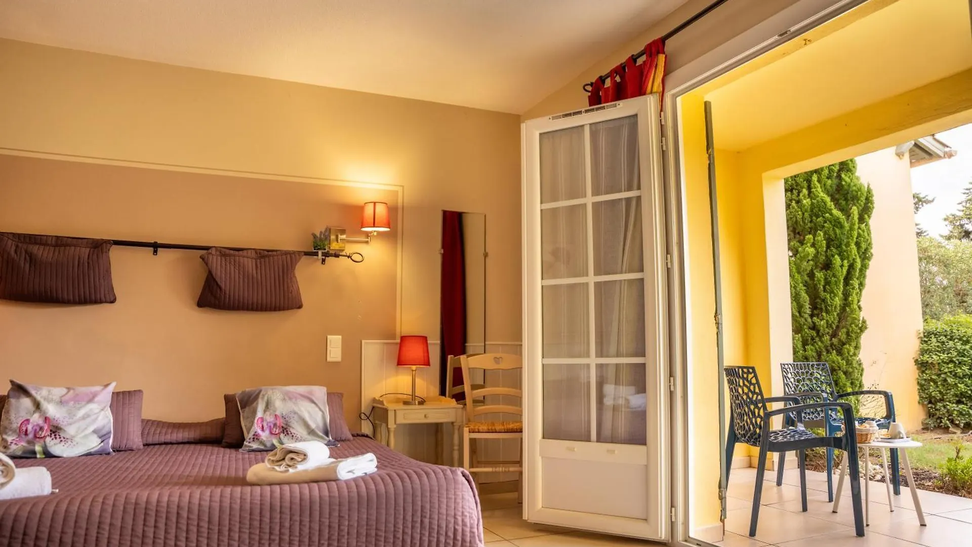 Logis Hotel Des Granges Arles Francia