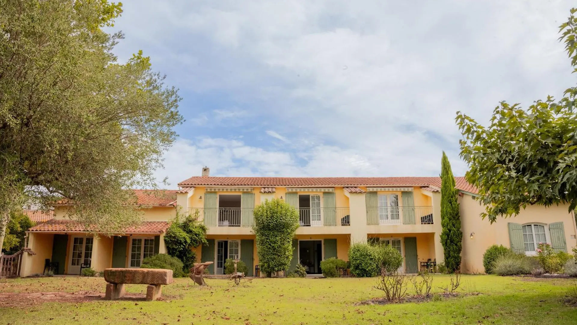 Logis Hotel Des Granges Arles
