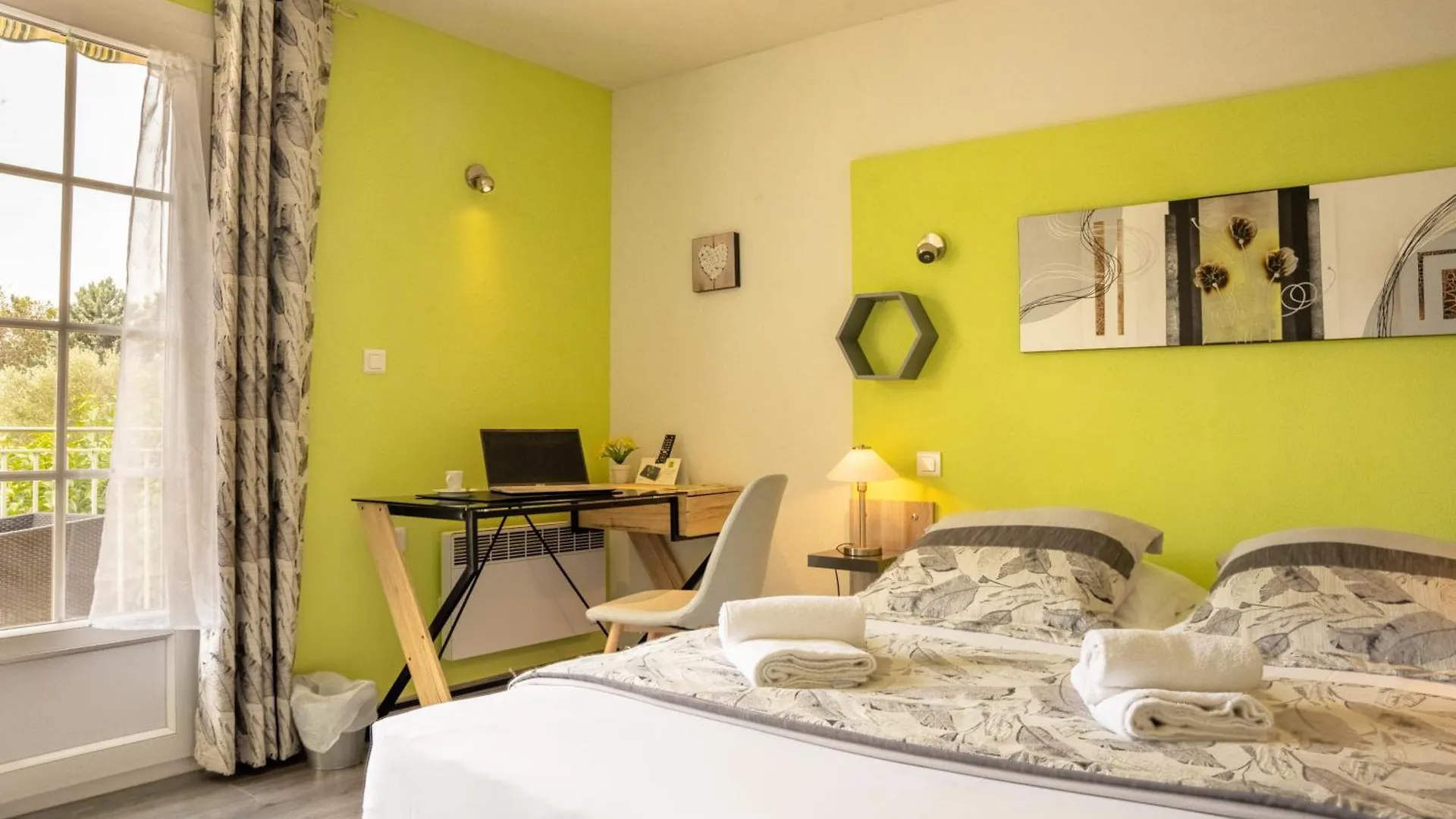 Logis Hotel Des Granges Αρλ 3*,