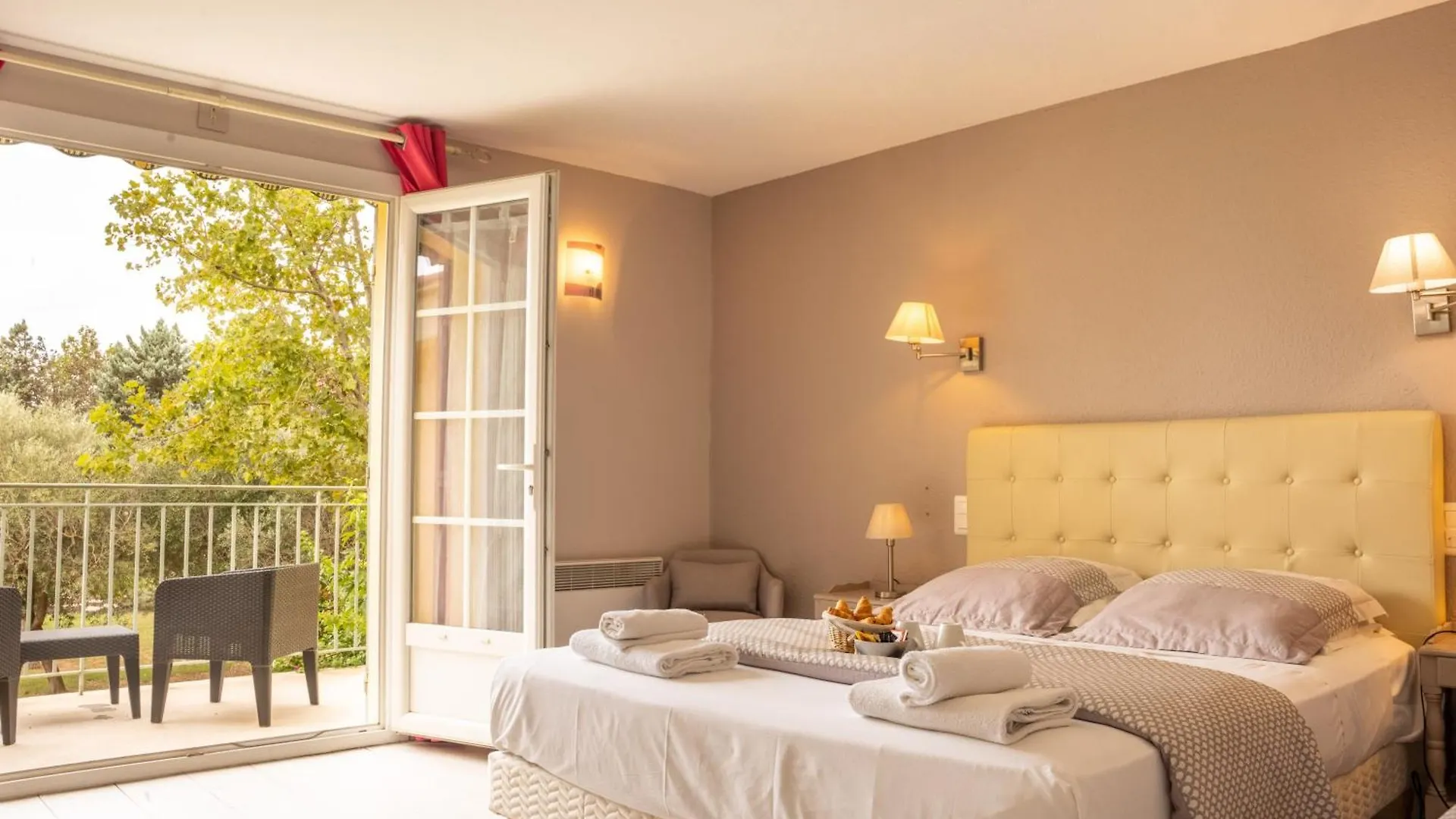 ***  Logis Hotel Des Granges Arles Francia