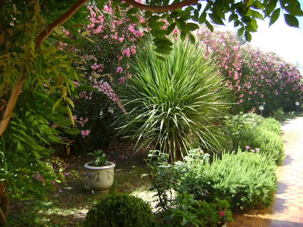 Logis Hotel Des Granges Arles